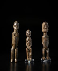 Lobi - Burkina Faso - Lotto composto da tre sculture Bateba  di varia dimensioni e qualit d'intaglio. Legno a patina naturale.