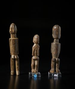 Lobi - Burkina Faso : Lotto composto da tre sculture Bateba  di varia dimensioni e qualit d'intaglio. Legno a patina naturale.  - Asta Asta 422 | AFRICA, OCEANIA E AMERICHE - ARTIGIANATO AFRICANO: VARI COMMITTENTI E SELEZIONE DALLA COLLEZIONE BARTOLOMUCCI Online - Associazione Nazionale - Case d'Asta italiane