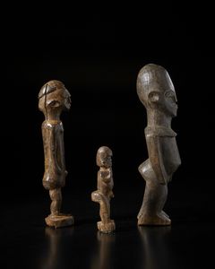 Lobi - Burkina Faso : Lotto composto da 3 sculture Bateba di i varia dimensione e qualit d'intaglio. Legno a patina scura.  - Asta Asta 422 | AFRICA, OCEANIA E AMERICHE - ARTIGIANATO AFRICANO: VARI COMMITTENTI E SELEZIONE DALLA COLLEZIONE BARTOLOMUCCI Online - Associazione Nazionale - Case d'Asta italiane