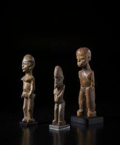 Lobi - Burkina Faso : Lotto composto da 3 sculture Bateba di varia dimensione e qualit d'intaglio. Legno duro.  - Asta Asta 422 | AFRICA, OCEANIA E AMERICHE - ARTIGIANATO AFRICANO: VARI COMMITTENTI E SELEZIONE DALLA COLLEZIONE BARTOLOMUCCI Online - Associazione Nazionale - Case d'Asta italiane