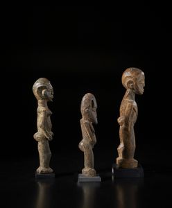 Lobi - Burkina Faso : Lotto composto da 3 sculture Bateba di varia dimensione e qualit d'intaglio. Legno duro.  - Asta Asta 422 | AFRICA, OCEANIA E AMERICHE - ARTIGIANATO AFRICANO: VARI COMMITTENTI E SELEZIONE DALLA COLLEZIONE BARTOLOMUCCI Online - Associazione Nazionale - Case d'Asta italiane