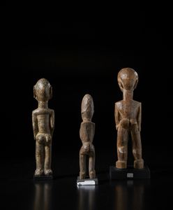 Lobi - Burkina Faso : Lotto composto da 3 sculture Bateba di varia dimensione e qualit d'intaglio. Legno duro.  - Asta Asta 422 | AFRICA, OCEANIA E AMERICHE - ARTIGIANATO AFRICANO: VARI COMMITTENTI E SELEZIONE DALLA COLLEZIONE BARTOLOMUCCI Online - Associazione Nazionale - Case d'Asta italiane