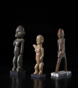 Lobi - Burkina Faso : Lotto composto da 2 sculture Bateba di varia dimensione e qualit d'intaglio e da una fionda con manico in forma antropomorfa. Legno duro.  - Asta Asta 422 | AFRICA, OCEANIA E AMERICHE - ARTIGIANATO AFRICANO: VARI COMMITTENTI E SELEZIONE DALLA COLLEZIONE BARTOLOMUCCI Online - Associazione Nazionale - Case d'Asta italiane