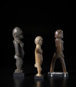 Lobi - Burkina Faso : Lotto composto da 2 sculture Bateba di varia dimensione e qualit d'intaglio e da una fionda con manico in forma antropomorfa. Legno duro.  - Asta Asta 422 | AFRICA, OCEANIA E AMERICHE - ARTIGIANATO AFRICANO: VARI COMMITTENTI E SELEZIONE DALLA COLLEZIONE BARTOLOMUCCI Online - Associazione Nazionale - Case d'Asta italiane