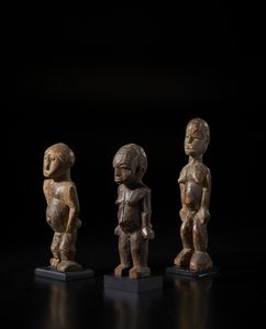 Lobi - Burkina Faso : Lotto composto da 3 sculture Bateba di varia dimensione e qualit d'intaglio.In legno duro con differenti patine.  - Asta Asta 422 | AFRICA, OCEANIA E AMERICHE - ARTIGIANATO AFRICANO: VARI COMMITTENTI E SELEZIONE DALLA COLLEZIONE BARTOLOMUCCI Online - Associazione Nazionale - Case d'Asta italiane