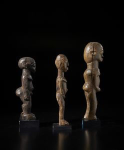 Lobi - Burkina Faso : Lotto composto da tre sculture Bateba di diversa dimensione e qualit d'intagliolegno duro con diverse patine.  - Asta Asta 422 | AFRICA, OCEANIA E AMERICHE - ARTIGIANATO AFRICANO: VARI COMMITTENTI E SELEZIONE DALLA COLLEZIONE BARTOLOMUCCI Online - Associazione Nazionale - Case d'Asta italiane