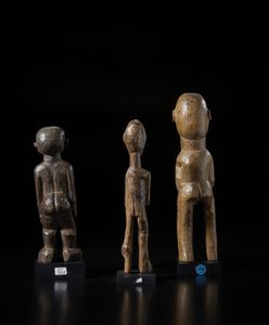 Lobi - Burkina Faso : Lotto composto da tre sculture Bateba di diversa dimensione e qualit d'intagliolegno duro con diverse patine.  - Asta Asta 422 | AFRICA, OCEANIA E AMERICHE - ARTIGIANATO AFRICANO: VARI COMMITTENTI E SELEZIONE DALLA COLLEZIONE BARTOLOMUCCI Online - Associazione Nazionale - Case d'Asta italiane