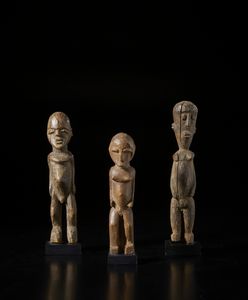 Lobi - Burkina Faso - Lotto composto dai tre sculture Bateba di diversa dimensione e qualit d'intagliolegno duro con diffenti patine.