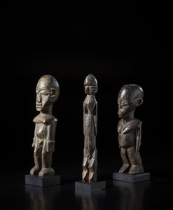 Lobi - Burkina Faso - Lotto composta da tre sculture Bateba di differente dimensione e qualit d'intaglio.Legno duro a patina nera.