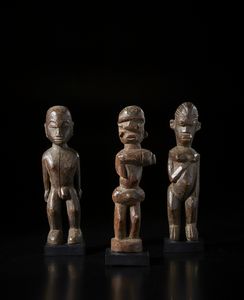 Lobi - Burkina Faso - Lotto composta da tre sculture Bateba di diversa dimensione e qualit d'intaglio.Legno duro a patine diverse.