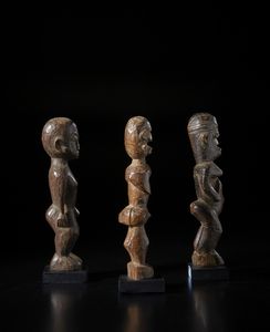 Lobi - Burkina Faso : Lotto composta da tre sculture Bateba di diversa dimensione e qualit d'intaglio.Legno duro a patine diverse.  - Asta Asta 422 | AFRICA, OCEANIA E AMERICHE - ARTIGIANATO AFRICANO: VARI COMMITTENTI E SELEZIONE DALLA COLLEZIONE BARTOLOMUCCI Online - Associazione Nazionale - Case d'Asta italiane