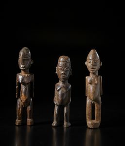 Lobi - Burkina Faso - Lotto composto da tre sculture Bateba di differenti  dimensioni e qualit d'intaglio. Legno duro con differenti patine.