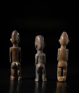 Lobi - Burkina Faso : Lotto composto da tre sculture Bateba di differenti  dimensioni e qualit d'intaglio. Legno duro con differenti patine.  - Asta Asta 422 | AFRICA, OCEANIA E AMERICHE - ARTIGIANATO AFRICANO: VARI COMMITTENTI E SELEZIONE DALLA COLLEZIONE BARTOLOMUCCI Online - Associazione Nazionale - Case d'Asta italiane