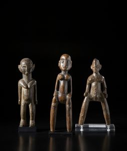 Lobi - Burkina Faso - Lotto composto da una scultura Batiba e due fionde lobi con figure antropomorfe di differenti dimensioni e qualit d'intagliolegno duro con differenti patine.