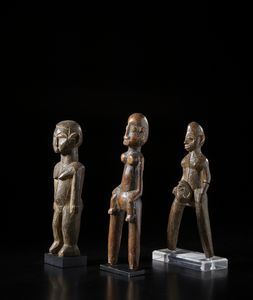 Lobi - Burkina Faso : Lotto composto da una scultura Batiba e due fionde lobi con figure antropomorfe di differenti dimensioni e qualit d'intagliolegno duro con differenti patine.  - Asta Asta 422 | AFRICA, OCEANIA E AMERICHE - ARTIGIANATO AFRICANO: VARI COMMITTENTI E SELEZIONE DALLA COLLEZIONE BARTOLOMUCCI Online - Associazione Nazionale - Case d'Asta italiane