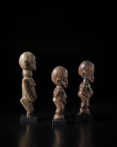 Lobi - Burkina Faso : Lotto composto da tre sculture Bateba di differente dimensione e qualit d'intaglio. Legno.  - Asta Asta 422 | AFRICA, OCEANIA E AMERICHE - ARTIGIANATO AFRICANO: VARI COMMITTENTI E SELEZIONE DALLA COLLEZIONE BARTOLOMUCCI Online - Associazione Nazionale - Case d'Asta italiane