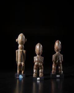 Lobi - Burkina Faso : Lotto composto da tre sculture Bateba di differente dimensione e qualit d'intaglio. Legno.  - Asta Asta 422 | AFRICA, OCEANIA E AMERICHE - ARTIGIANATO AFRICANO: VARI COMMITTENTI E SELEZIONE DALLA COLLEZIONE BARTOLOMUCCI Online - Associazione Nazionale - Case d'Asta italiane