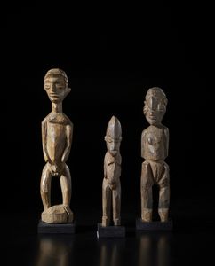 Lobi - Burkina Faso - Lotto composto da tre sculture Bateba di differente dimensione e qualit d'intaglio.Legno duro con differenti patine.