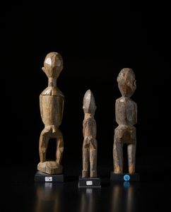 Lobi - Burkina Faso : Lotto composto da tre sculture Bateba di differente dimensione e qualit d'intaglio.Legno duro con differenti patine.  - Asta Asta 422 | AFRICA, OCEANIA E AMERICHE - ARTIGIANATO AFRICANO: VARI COMMITTENTI E SELEZIONE DALLA COLLEZIONE BARTOLOMUCCI Online - Associazione Nazionale - Case d'Asta italiane