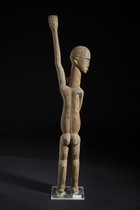 Lobi - Burkina Faso : Grande scultura antropomorfa Bateba con braccio alzato. Legno duro a patina chiara crostosa.  - Asta Asta 422 | AFRICA, OCEANIA E AMERICHE - ARTIGIANATO AFRICANO: VARI COMMITTENTI E SELEZIONE DALLA COLLEZIONE BARTOLOMUCCI Online - Associazione Nazionale - Case d'Asta italiane