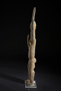 Lobi - Burkina Faso : Grande scultura antropomorfa Bateba con braccio alzato. Legno duro a patina chiara crostosa.  - Asta Asta 422 | AFRICA, OCEANIA E AMERICHE - ARTIGIANATO AFRICANO: VARI COMMITTENTI E SELEZIONE DALLA COLLEZIONE BARTOLOMUCCI Online - Associazione Nazionale - Case d'Asta italiane