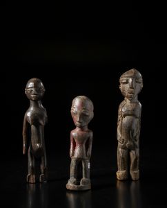 Lobi - Burkina Faso - Lotto composto da tre sculture Bateba di diversa dimensione e qualit d'intaglio. Legno duro con differenti patine e pigmento.