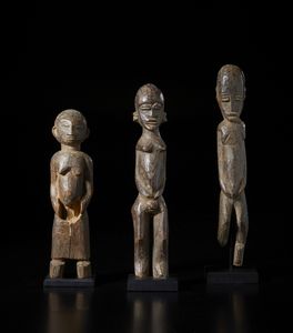 Lobi - Burkina Faso - Lotto composto da tre sculture Bateba di diverse dimensioni e qualit d'intaglio.Legno duro con differenti patine.