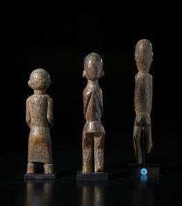 Lobi - Burkina Faso : Lotto composto da tre sculture Bateba di diverse dimensioni e qualit d'intaglio.Legno duro con differenti patine.  - Asta Asta 422 | AFRICA, OCEANIA E AMERICHE - ARTIGIANATO AFRICANO: VARI COMMITTENTI E SELEZIONE DALLA COLLEZIONE BARTOLOMUCCI Online - Associazione Nazionale - Case d'Asta italiane