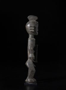 Koro - Nigeria : Scultura-reliquiario  antropomorfa con grande cavit addominale.Legno duro a patina scura crostosa.  - Asta Asta 422 | AFRICA, OCEANIA E AMERICHE - ARTIGIANATO AFRICANO: VARI COMMITTENTI E SELEZIONE DALLA COLLEZIONE BARTOLOMUCCI Online - Associazione Nazionale - Case d'Asta italiane