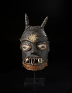 Yoruba -Nigeria - Maschera a casco antropozoomorfa Epa.Legno duro, pigmenti, ferro, piume e corda.