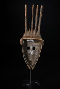 Bambara - Mali : Maschera antropozoomorfa Ntomo caratterizzata da cinque corna di cui una mancante.Legno duro a patina scura e ferro.  - Asta Asta 422 | AFRICA, OCEANIA E AMERICHE - ARTIGIANATO AFRICANO: VARI COMMITTENTI E SELEZIONE DALLA COLLEZIONE BARTOLOMUCCI Online - Associazione Nazionale - Case d'Asta italiane