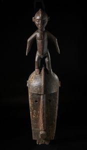 Bobo - Burkina Faso - Maschera con figura antropomorfa.Legno duro a patina scura e tessuto.