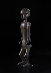 Bambara - Mali : Scultura antropomorfa. Legno duro a patina scura, corda e conchiglia.  - Asta Asta 422 | AFRICA, OCEANIA E AMERICHE - ARTIGIANATO AFRICANO: VARI COMMITTENTI E SELEZIONE DALLA COLLEZIONE BARTOLOMUCCI Online - Associazione Nazionale - Case d'Asta italiane