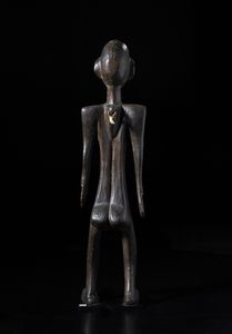 Bambara - Mali : Scultura antropomorfa. Legno duro a patina scura, corda e conchiglia.  - Asta Asta 422 | AFRICA, OCEANIA E AMERICHE - ARTIGIANATO AFRICANO: VARI COMMITTENTI E SELEZIONE DALLA COLLEZIONE BARTOLOMUCCI Online - Associazione Nazionale - Case d'Asta italiane