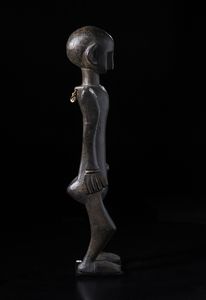 Bambara - Mali : Scultura antropomorfa. Legno duro a patina scura, corda e conchiglia.  - Asta Asta 422 | AFRICA, OCEANIA E AMERICHE - ARTIGIANATO AFRICANO: VARI COMMITTENTI E SELEZIONE DALLA COLLEZIONE BARTOLOMUCCI Online - Associazione Nazionale - Case d'Asta italiane