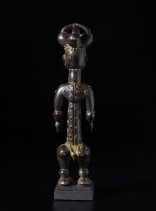 Atti - Costa d'Avorio : Scultura antropomorfa. Legno duro a patina scura, tessuto e perline.  - Asta Asta 422 | AFRICA, OCEANIA E AMERICHE - ARTIGIANATO AFRICANO: VARI COMMITTENTI E SELEZIONE DALLA COLLEZIONE BARTOLOMUCCI Online - Associazione Nazionale - Case d'Asta italiane