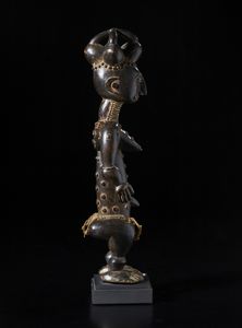 Atti - Costa d'Avorio : Scultura antropomorfa. Legno duro a patina scura, tessuto e perline.  - Asta Asta 422 | AFRICA, OCEANIA E AMERICHE - ARTIGIANATO AFRICANO: VARI COMMITTENTI E SELEZIONE DALLA COLLEZIONE BARTOLOMUCCI Online - Associazione Nazionale - Case d'Asta italiane