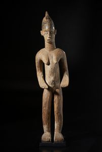 Igbo - Nigeria - Grande scultura antropomorfa. Legno duro a patina chiara.