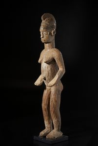 Igbo - Nigeria : Grande scultura antropomorfa. Legno duro a patina chiara.  - Asta Asta 422 | AFRICA, OCEANIA E AMERICHE - ARTIGIANATO AFRICANO: VARI COMMITTENTI E SELEZIONE DALLA COLLEZIONE BARTOLOMUCCI Online - Associazione Nazionale - Case d'Asta italiane