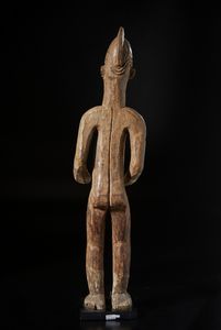 Igbo - Nigeria : Grande scultura antropomorfa. Legno duro a patina chiara.  - Asta Asta 422 | AFRICA, OCEANIA E AMERICHE - ARTIGIANATO AFRICANO: VARI COMMITTENTI E SELEZIONE DALLA COLLEZIONE BARTOLOMUCCI Online - Associazione Nazionale - Case d'Asta italiane