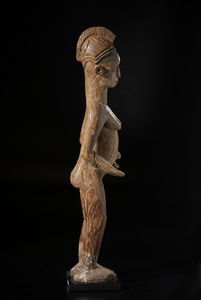 Igbo - Nigeria : Grande scultura antropomorfa. Legno duro a patina chiara.  - Asta Asta 422 | AFRICA, OCEANIA E AMERICHE - ARTIGIANATO AFRICANO: VARI COMMITTENTI E SELEZIONE DALLA COLLEZIONE BARTOLOMUCCI Online - Associazione Nazionale - Case d'Asta italiane