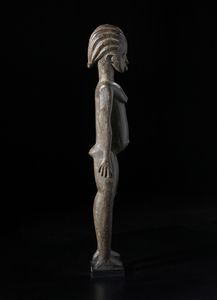 Lobi - Burkina Faso : Scultura antropomorfa Bateba.Legno duro a patina scura.  - Asta Asta 422 | AFRICA, OCEANIA E AMERICHE - ARTIGIANATO AFRICANO: VARI COMMITTENTI E SELEZIONE DALLA COLLEZIONE BARTOLOMUCCI Online - Associazione Nazionale - Case d'Asta italiane