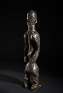 Mumuye - Nigeria/Camerun : Scultura antropomorfa stilizzata. Legno a patina scura.  - Asta Asta 422 | AFRICA, OCEANIA E AMERICHE - ARTIGIANATO AFRICANO: VARI COMMITTENTI E SELEZIONE DALLA COLLEZIONE BARTOLOMUCCI Online - Associazione Nazionale - Case d'Asta italiane