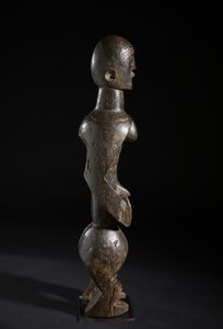 Mumuye - Nigeria/Camerun : Scultura antropomorfa stilizzata. Legno a patina scura.  - Asta Asta 422 | AFRICA, OCEANIA E AMERICHE - ARTIGIANATO AFRICANO: VARI COMMITTENTI E SELEZIONE DALLA COLLEZIONE BARTOLOMUCCI Online - Associazione Nazionale - Case d'Asta italiane