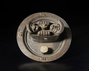 Igbo - Nigeria : Piatto divinatorio e contenitore per noci di cola. Legno duro a patina scura e pigmento.  - Asta Asta 422 | AFRICA, OCEANIA E AMERICHE - ARTIGIANATO AFRICANO: VARI COMMITTENTI E SELEZIONE DALLA COLLEZIONE BARTOLOMUCCI Online - Associazione Nazionale - Case d'Asta italiane