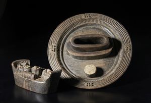 Igbo - Nigeria : Piatto divinatorio e contenitore per noci di cola. Legno duro a patina scura e pigmento.  - Asta Asta 422 | AFRICA, OCEANIA E AMERICHE - ARTIGIANATO AFRICANO: VARI COMMITTENTI E SELEZIONE DALLA COLLEZIONE BARTOLOMUCCI Online - Associazione Nazionale - Case d'Asta italiane