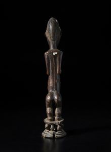 Baule - Costa d'Avorio : Grande scultura antropomorfa su basamento.Legno duro a patina scura.  - Asta Asta 422 | AFRICA, OCEANIA E AMERICHE - ARTIGIANATO AFRICANO: VARI COMMITTENTI E SELEZIONE DALLA COLLEZIONE BARTOLOMUCCI Online - Associazione Nazionale - Case d'Asta italiane