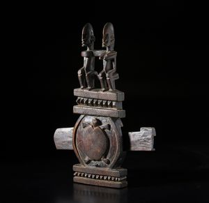 Dogon - Mali : Serratura per porta di granaio con figure antropomorfe e zoomorfa (tartaruga). Legno duro a patina scura e metallo.  - Asta Asta 422 | AFRICA, OCEANIA E AMERICHE - ARTIGIANATO AFRICANO: VARI COMMITTENTI E SELEZIONE DALLA COLLEZIONE BARTOLOMUCCI Online - Associazione Nazionale - Case d'Asta italiane