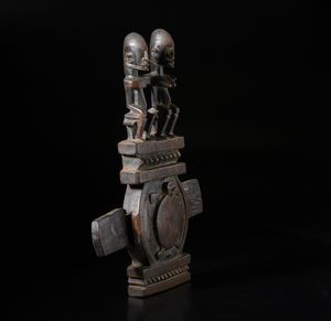 Dogon - Mali : Serratura per porta di granaio con figure antropomorfe e zoomorfa (tartaruga). Legno duro a patina scura e metallo.  - Asta Asta 422 | AFRICA, OCEANIA E AMERICHE - ARTIGIANATO AFRICANO: VARI COMMITTENTI E SELEZIONE DALLA COLLEZIONE BARTOLOMUCCI Online - Associazione Nazionale - Case d'Asta italiane