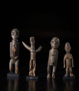 Lobi - Burkina Faso - Lotto composto da quattro sculture Bateba di differente dimensione e qualit d'intaglio. Legno duro con differenti patine.